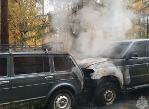 Пожарные ликвидировали загорание двух автомобилей в поселке Ягодное