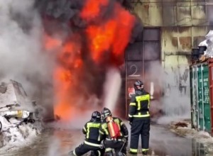 В Магадане прокуратура проверяет обстоятельства пожара на складе стройматериалов