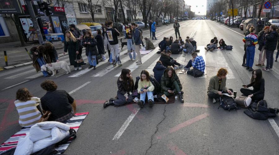 Оппозиция в Сербии перекрыла улицу у здания республиканского избиркома