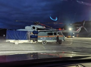 Вертолет вылетел на трассу Колыма, где застряли 40 автомобилей