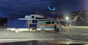 Вертолет вылетел на трассу Колыма, где застряли 40 автомобилей